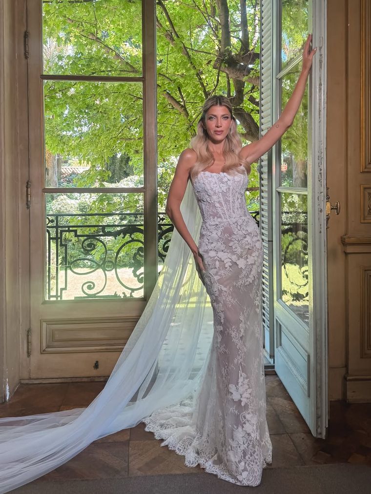 La modelo brilló en una producción de alta costura con un vestido sirena de Jano’s Atelier. La modelo brilló en una producción de alta costura con un vestido sirena de Jano’s Atelier.