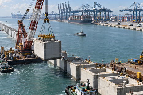 El puerto de Tuas tendrá 66 puestos de atraque y capacidad para movilizar hasta 65 millones de contenedores TEU cada año. El puerto de Tuas tendrá 66 puestos de atraque y capacidad para movilizar hasta 65 millones de contenedores TEU cada año.