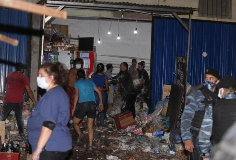 Un hombre murió y dos resultaron heridos tras el desplome de una estantería de un supermercado