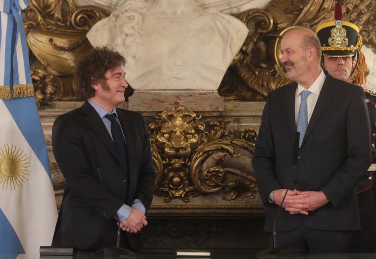 El presidente Javier Milei junto al ministro de Desregulación y Transformación del Estado, Federico Sturzenegger.