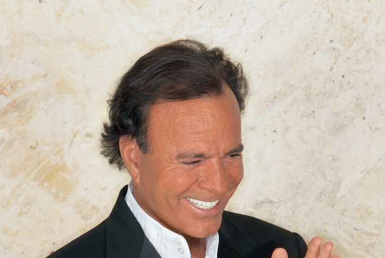 Julio Iglesias. Foto: Sony Music  - https://cdn.smehost.net/sonymusiclatincom-uslatinprod/wp-content/uploads/2016/06/JulioIglesia_MainProfile_2018-1800x1209.jpg