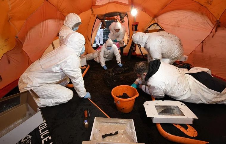 Trabajadores analizando los restos Foto: Servicio de Policía de Irlanda del Norte