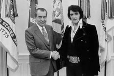 La foto de Richard Nixon dándole la mano a Elvis Presley en la Oficina Oval de la Casa Blanca, es el documento más solicitado de los Archivos Nacionales de EE.UU. Foto: Getty Images La foto de Richard Nixon dándole la mano a Elvis Presley en la Oficina Oval de la Casa Blanca, es el documento más solicitado de los Archivos Nacionales de EE.UU. Foto: Getty Images