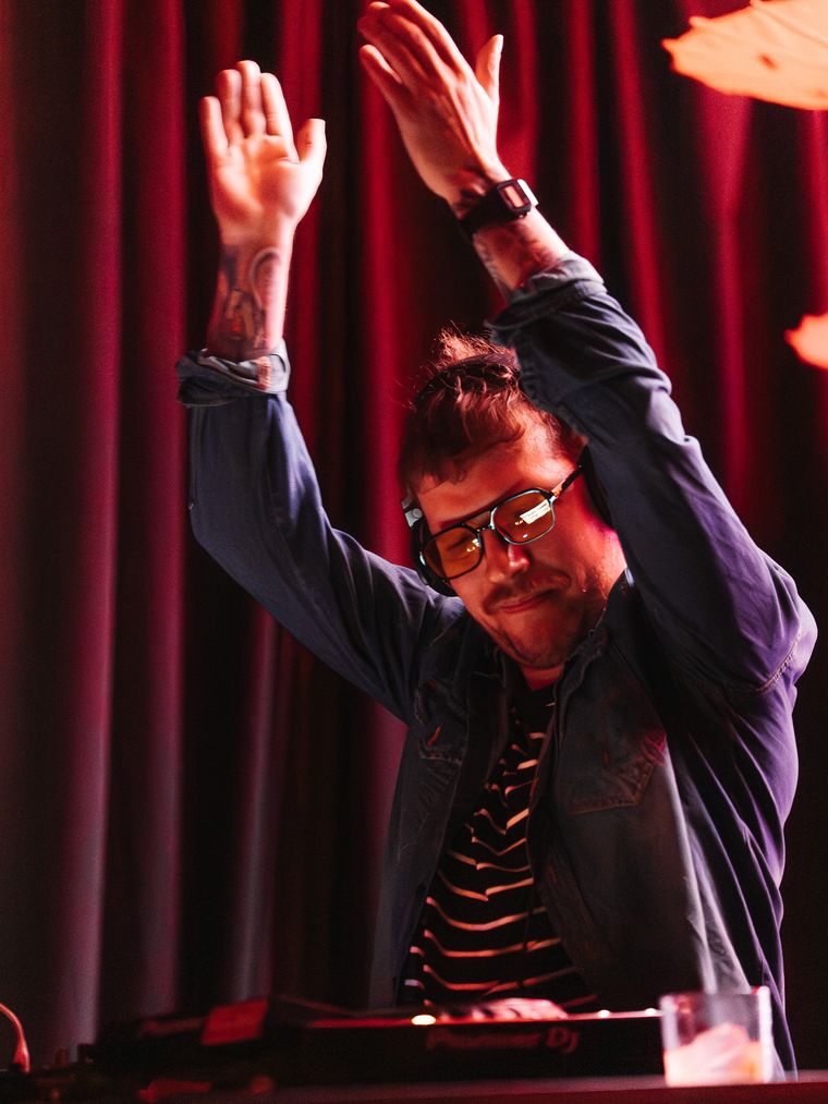 DJ Santi Lima. DJ Santi Lima.