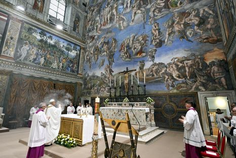 León XIV celebró su primera misa como Papa en la Capilla Sixtina. Foto: EFE