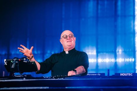 El Padre Guilherme dará un show gratuito este fin de semana. El Padre Guilherme dará un show gratuito este fin de semana.