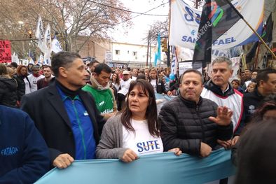 MDZol | Carina Sedano y Gustavo Correa (derecha) en la manifestación del martes