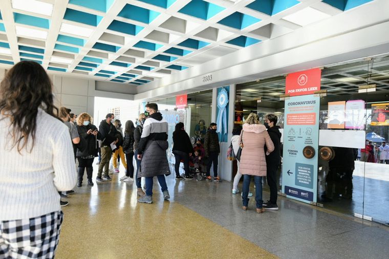 Las familias se hicieron presentes antes de las 8 AM y en algunos casos deberán esperar hasta las 17 hs Foto: ALF PONCE