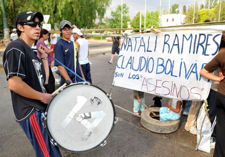 Con bombos y carteles reclamaron en el ingreso a la Universidad. Foto: Nacho Gaffuri / MDZ