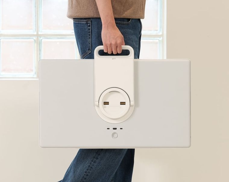 Con batería integrada y soporte asa, la TV táctil de 27 pulgadas busca mayor comodidad para el usuario. Con batería integrada y soporte asa, la TV táctil de 27 pulgadas busca mayor comodidad para el usuario.