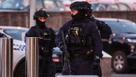 Policías armados en el lugar donde ocurrió el tiroteo en Bondi Beach en Sídney el 14 de diciembre. Policías armados en el lugar donde ocurrió el tiroteo en Bondi Beach en Sídney el 14 de diciembre.