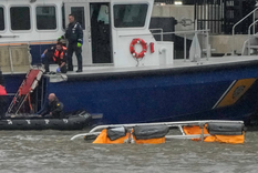 Rescatistas frente al helicóptero sumergido. Foto: Reuters