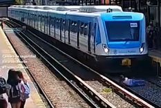 La mujer decidió lanzarse frente a la formación La mujer decidió lanzarse frente a la formación