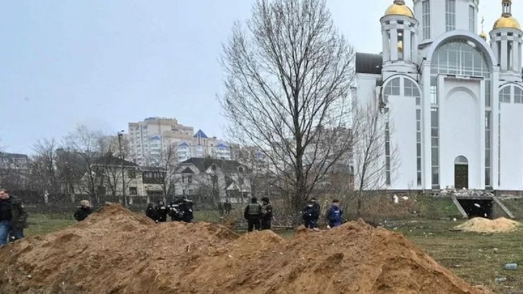 Esta fosa común fue hallada fuera en las inmediaciones de una iglesia en Bucha. Foto: Getty Images