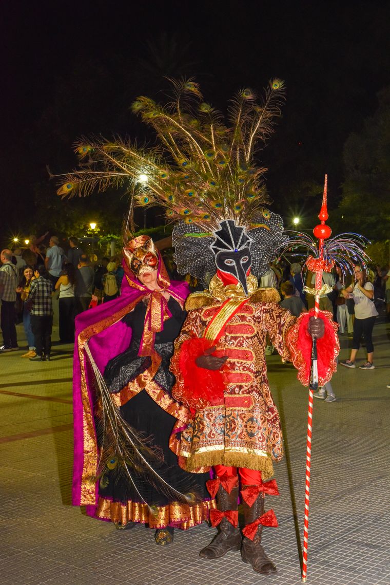 Anastasia y Jorge Luis Méndez deslumbrando con sus elaborados trajes de carnaval veneciano. Anastasia y Jorge Luis Méndez deslumbrando con sus elaborados trajes de carnaval veneciano.