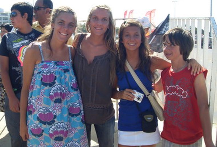 Hermanas y amigos que llegaron a Playa Ancha a ver el rally. Foto: MDZol