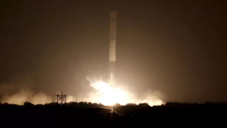 Foto: REUTERS. Un cohete Falcon 9 de SpaceX fue lanzado desde Florida en 2015.