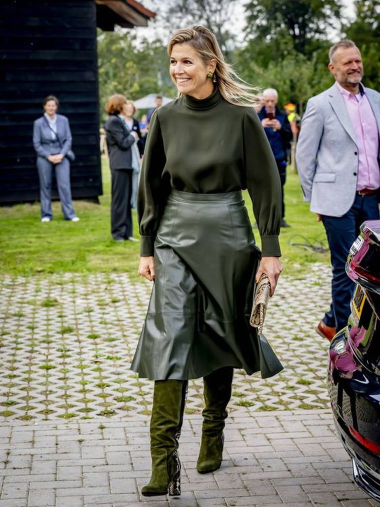 La reina reafirmó su estilo con un conjunto sorprendente. La reina reafirmó su estilo con un conjunto sorprendente.