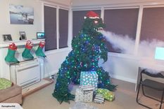 El árbol tiene forma de Godzilla y tira humo por la boca.