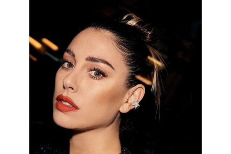 Blanca Suárez propone usar sus claves de estilo para lograr combinar prendas brillantes con otras informales Foto: Instagram