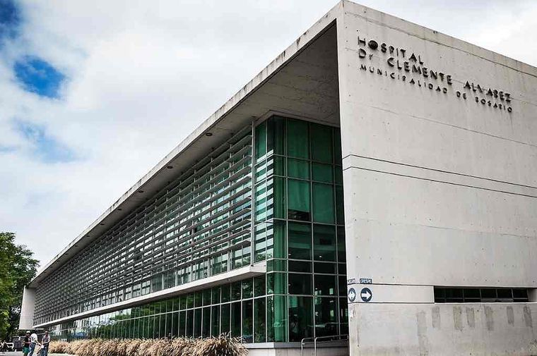 El joven de 23 años fue trasladado al Hospital de Emergencias Clemente Álvarez, pero falleció horas más tarde.