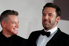 Ben Affleck y Matt Damon recibieron una gravísima denuncia por un comportamiento insólito. Foto: Yara Nardi (Reuters)