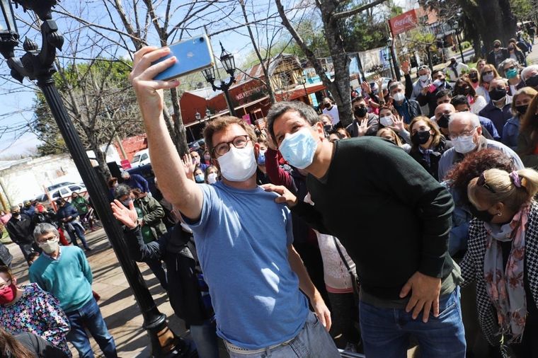 Facundo Manes tiene buena recepción en las distintas localidades que va recorriendo