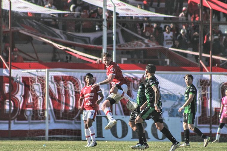 Dura derrota del Globo en casa. Dura derrota del Globo en casa.