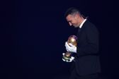 Lionel Scaloni ingresó con la Copa del Mundo al sorteo de la FIFA.