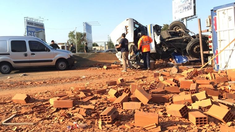 El camión volcó tras un incidente con un vehículo utilitario
