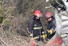 Los bomberos custodian la aeronave caída. Foto: ALF PONCE MERCADO / MDZ Los bomberos custodian la aeronave caída. Foto: ALF PONCE MERCADO / MDZ