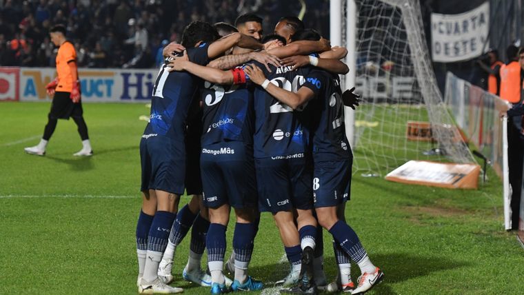 Los jugadores de la Lepra celebran el gol de Romero. Foto: Santiago Tagua / MDZ