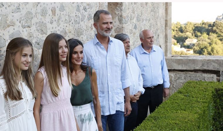 El rey Felipe y la reina Letizia tienen dos adorables hijas: Leonor y Sofía. Foto: Twitter @CasaReal