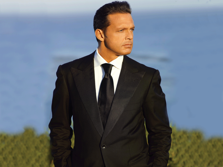Luis Miguel evita interpretar una canción porque le recuerda a su madre, Marcela Basteri.