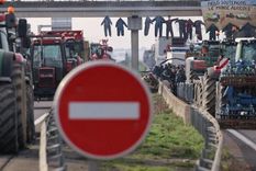 El viernes, los agricultores de Francia bloquearon varias autopistas mientras intensificaban su desafío al nuevo primer ministro Foto: REUTERS