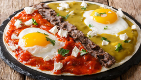 Esta receta debe su nombre a la separación visual de las dos salsas, que “divorcian” los huevos, convirtiéndola en una receta divertida y muy representativa del humor culinario mexicano. Esta receta debe su nombre a la separación visual de las dos salsas, que “divorcian” los huevos, convirtiéndola en una receta divertida y muy representativa del humor culinario mexicano.