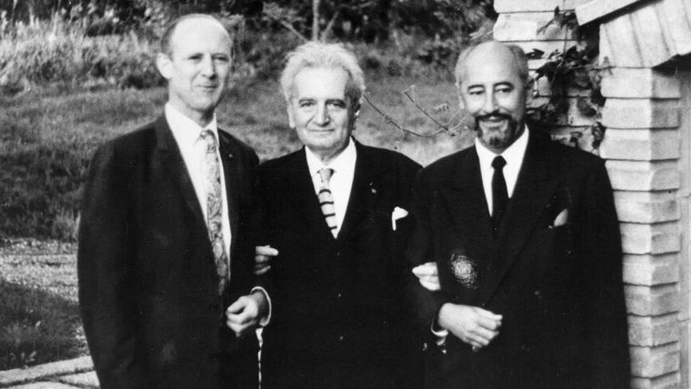 Tres de los "chiflados", William Pickering (izq.), Theodore von Kármán (centro) y Frank J. Malina (der.), posando para una foto en 1960.