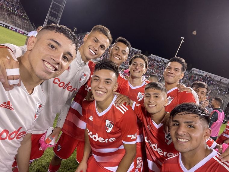 Matías Gallardo, en el medio, rodeado de los demás de juveniles que debutaron en Salta. Foto: @RiverPlate