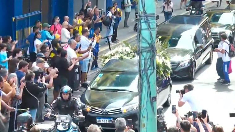 El emocionante momento de la salida del cortejo fúnebre de Miguel Ángel Russo hacia el cementerio de Pilar