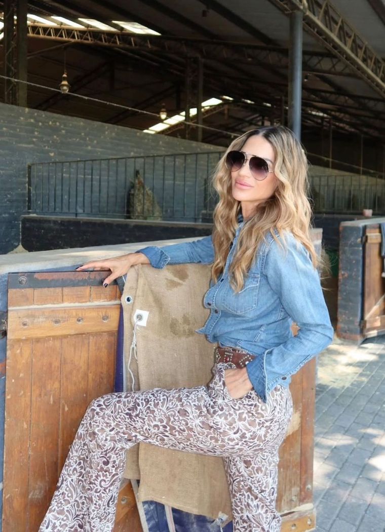 Denim y espíritu ecuestre: el nuevo look de María Vázquez. Denim y espíritu ecuestre: el nuevo look de María Vázquez.