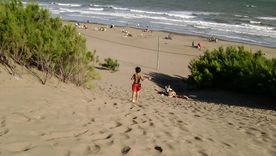 Las playas extensas permiten caminar y disfrutar del verano sin multitudes. Foto: Welcome Argentina