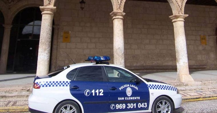 Móvil de la Policía de San Clemente