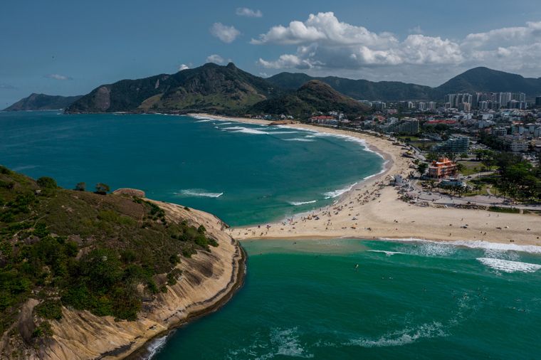 Casas coloridas, olas suaves y bares frente al mar crean un pueblo bohemio único en Barra da Lagoa, Florianópolis.