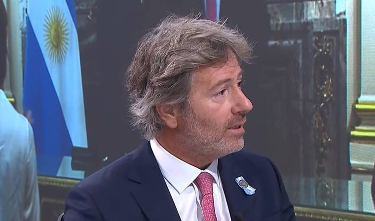 Mahiques rompió el silencio, tras jurar como ministro