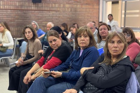 Docentes jubilados reclamaron en la Legislatura provincial Docentes jubilados reclamaron en la Legislatura provincial