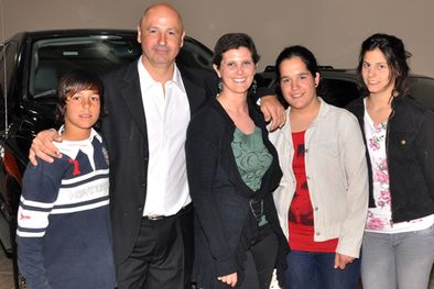MDZol | Marcelo Riera -propietario de Caminos Automotores-, junto a su familia: Santiago, Silvina Vega, Victoria y Florencia. Foto: Agustín Mauricio/Mediamza.com