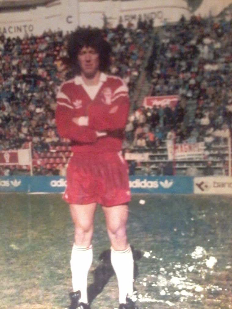 Una de las fotos que Pedro Fóppoli publico en su cuenta de Facebook con la camiseta de Huracán de Parque Patricios. Una de las fotos que Pedro Fóppoli publico en su cuenta de Facebook con la camiseta de Huracán de Parque Patricios.