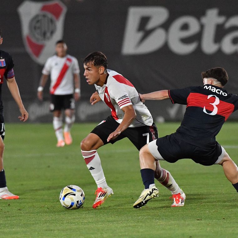 Joaquín Freitas, delantero de 19 años, sería convocado por Marcelo Gallardo para afrontar el próximo compromiso del Millonario contra Argentinos. Joaquín Freitas, delantero de 19 años, sería convocado por Marcelo Gallardo para afrontar el próximo compromiso del Millonario contra Argentinos.
