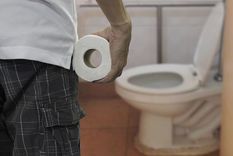 El joven no toleró que su madre le prohibiera el uso en exceso del papel higiénico El joven no toleró que su madre le prohibiera el uso en exceso del papel higiénico