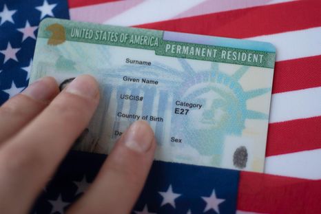 La llamada green card es una tarjeta de residencia permanente de EE.UU. La llamada green card es una tarjeta de residencia permanente de EE.UU.